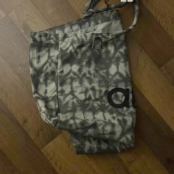 alo oversized yoga bag; never used w. tags. - Picture 4 of 9